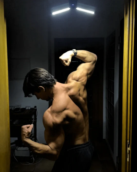 Physique photo shot with IRONLUME by Sam K.